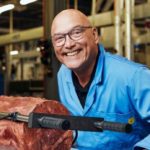 Giudice di Masterchef mangia carne umana fatta in laboratorio: massacrato sui social