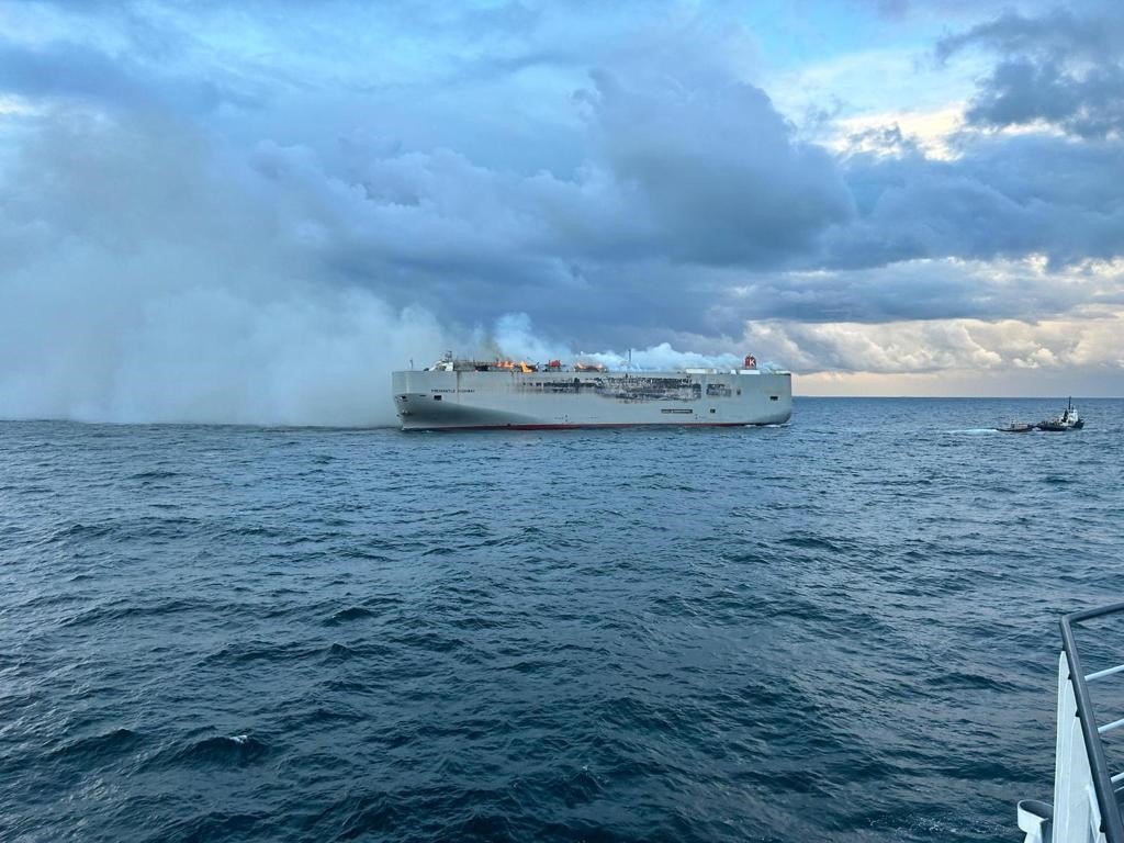 Auto elettrica scatena rogo su nave cargo