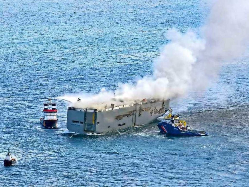 Auto elettrica scatena rogo su nave cargo