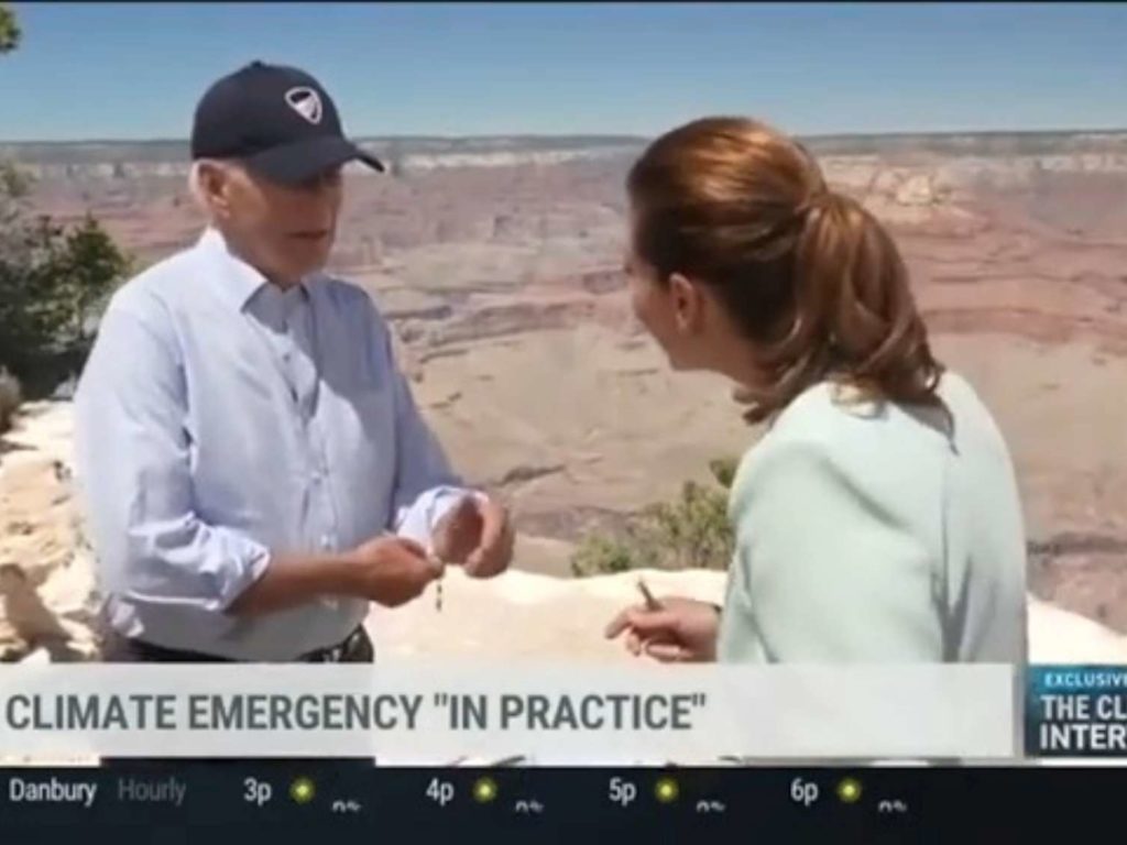 Joe Biden gibt dem Journalisten die Hand