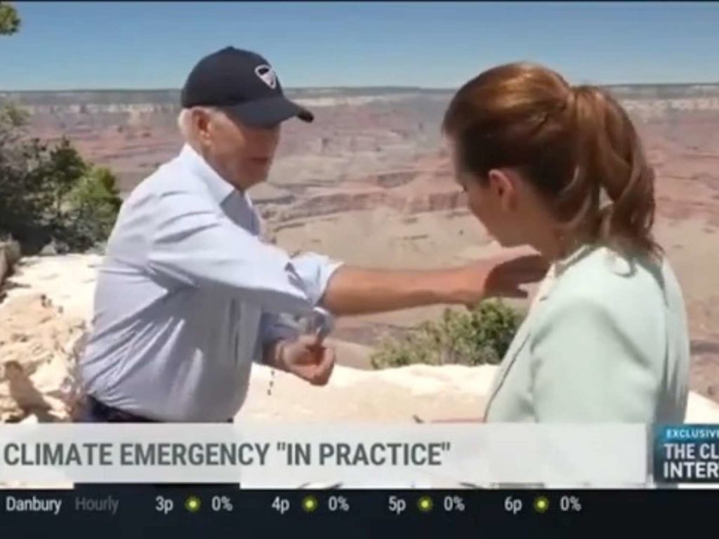 Joe Biden gibt dem Journalisten die Hand