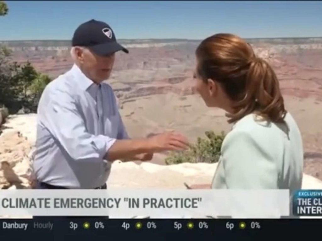 Joe Biden gibt dem Journalisten die Hand