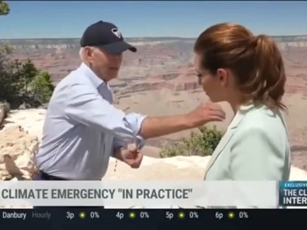 Joe Biden gibt dem Journalisten die Hand