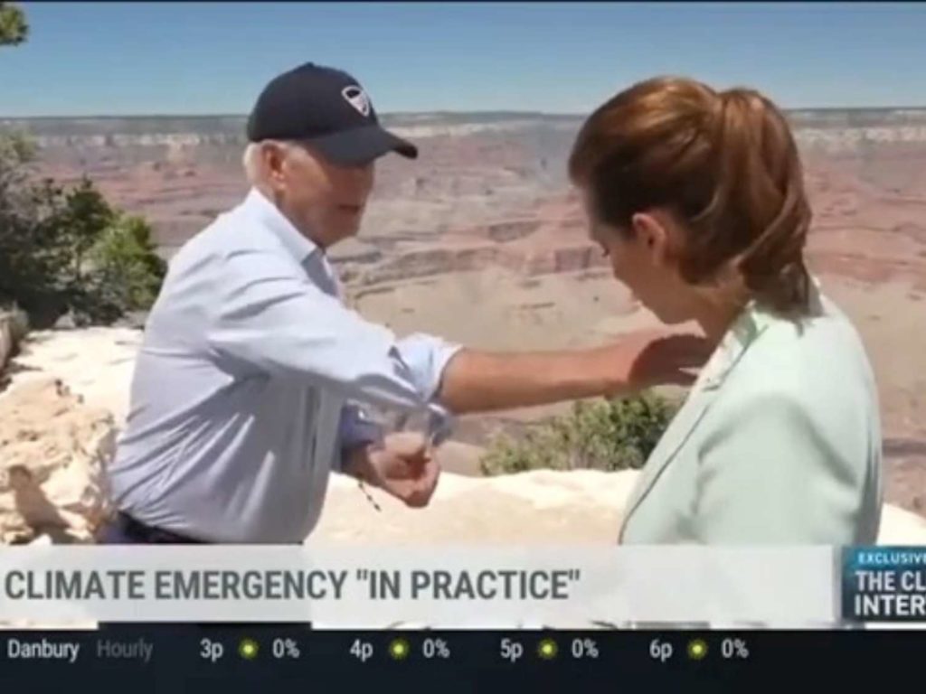 Joe Biden gibt dem Journalisten die Hand