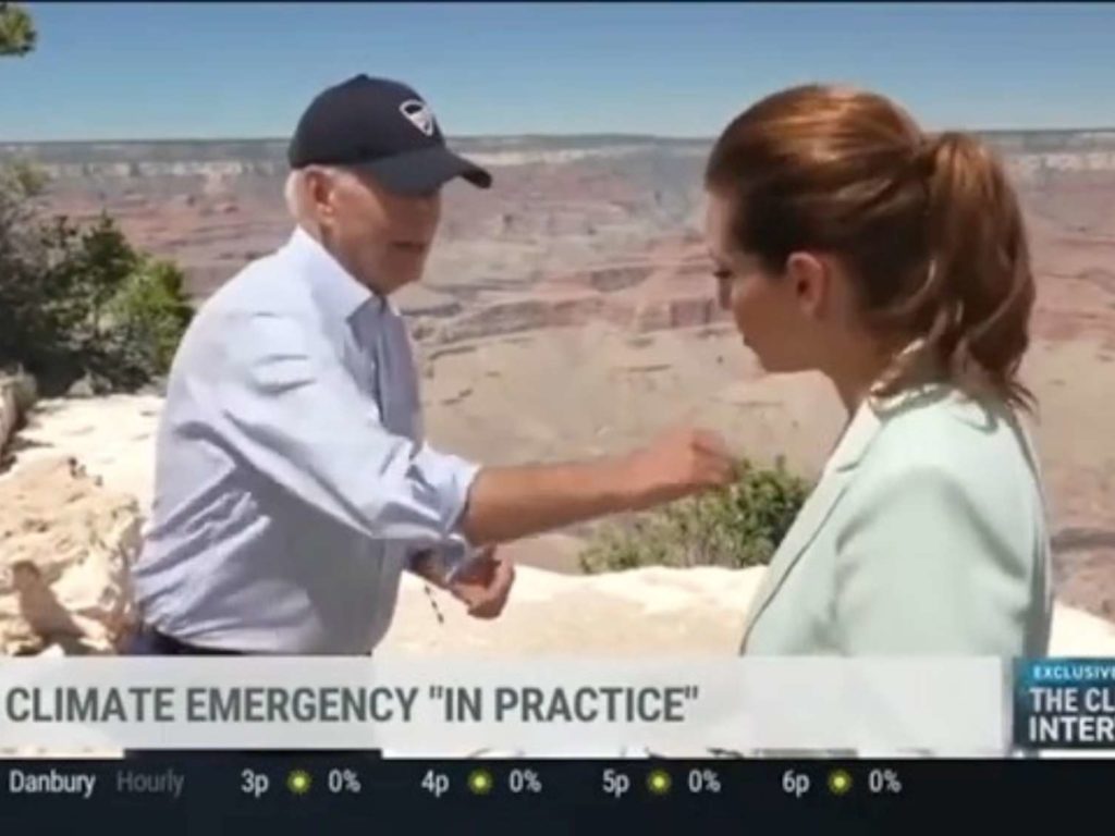 Joe Biden gibt dem Journalisten die Hand