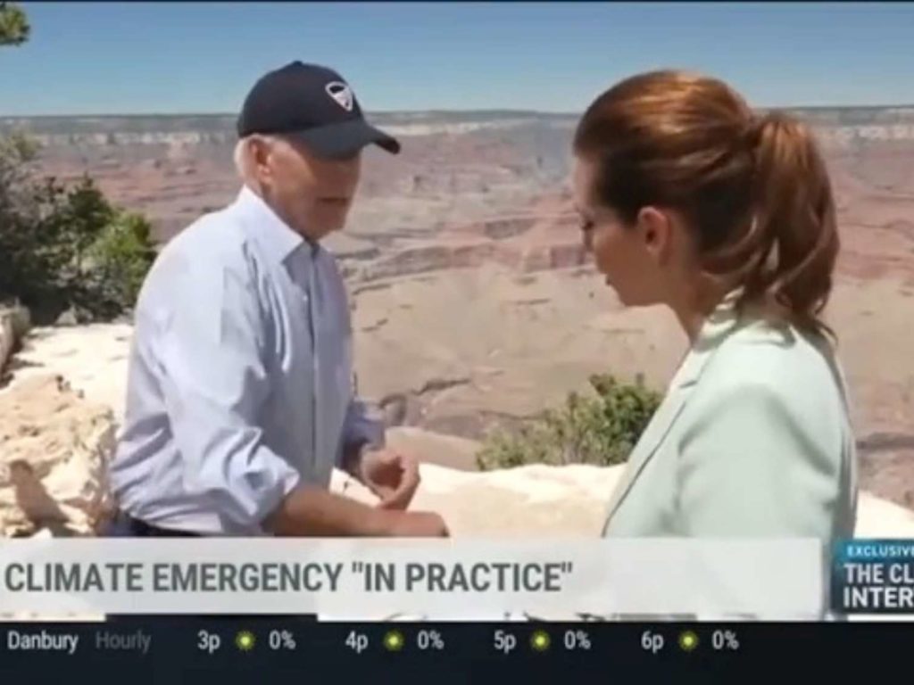 Joe Biden gibt dem Journalisten die Hand