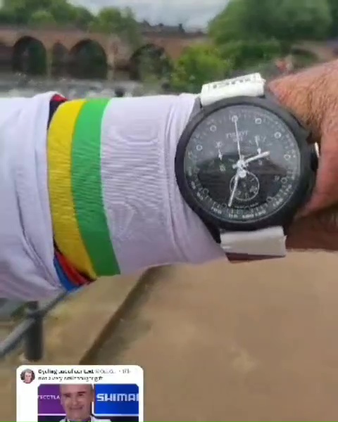 Armloser Athlet mit einer Uhr ausgezeichnet