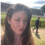 Rischia la vita infilando un dito nella palla da bowling: infezione devastante