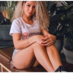 Daniella Motta Influencer scoppia palloncini col didietro e guadagna 27mila euro al mese