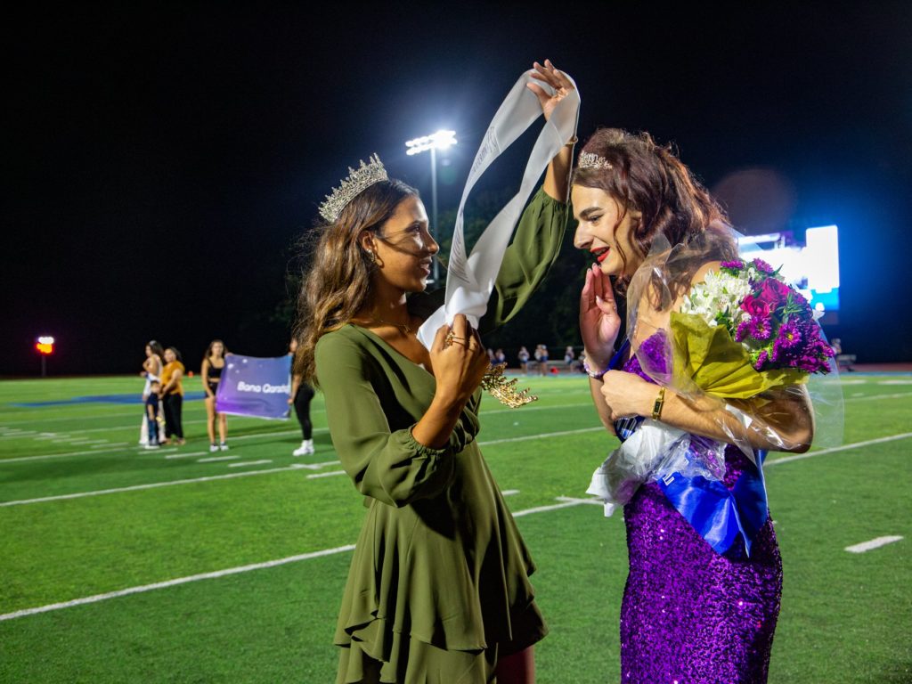 Estudiante biológicamente varón coronada reina del baile de graduación: padres enfurecidos