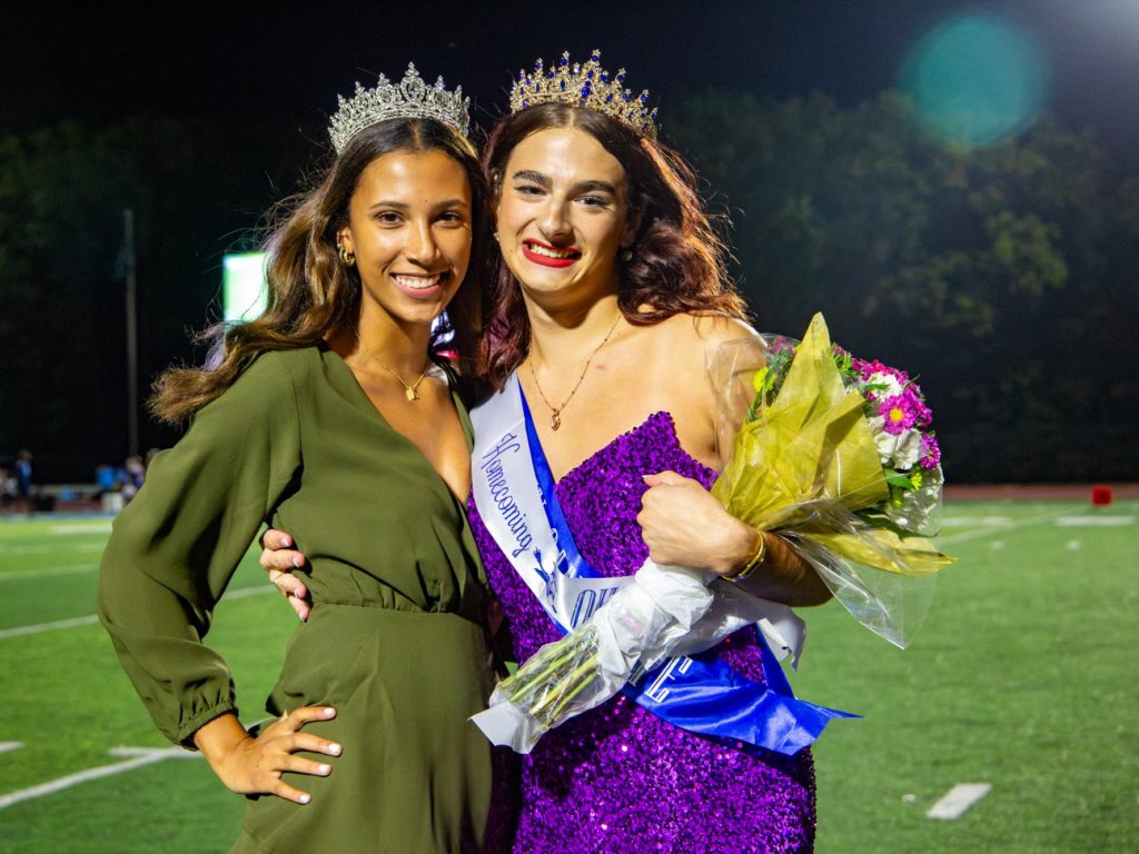 Estudiante biológicamente varón coronada reina del baile de graduación: padres enfurecidos