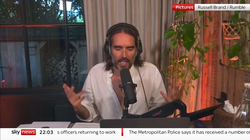 Russell Brand senza soldi chiede aiuto ai fan