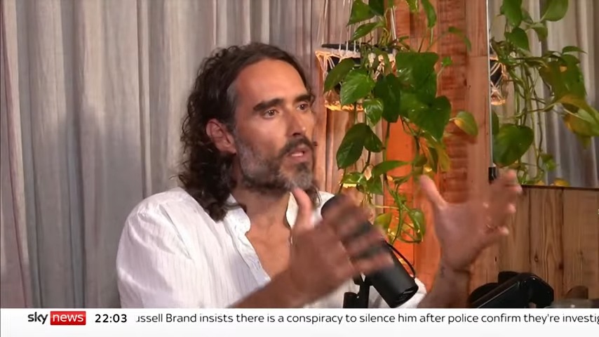 Russell Brand senza soldi chiede aiuto ai fan