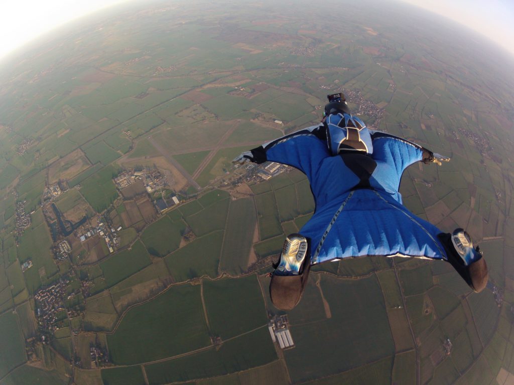 Un parachutiste en Wingsuit finit décapité par un avion : le pilote accusé de meurtre