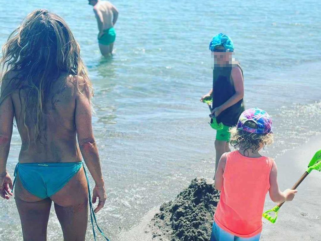 Presentadora de televisión infantil despedida por estar en topless... lo vuelve a hacer: con el torso desnudo en la playa