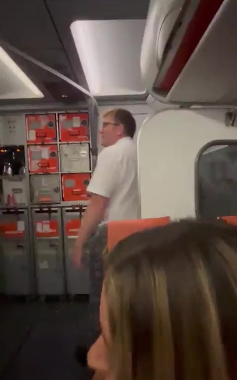 Ergüsse im Badezimmer des Flugzeugs, Steward unterbricht sie: virales Video