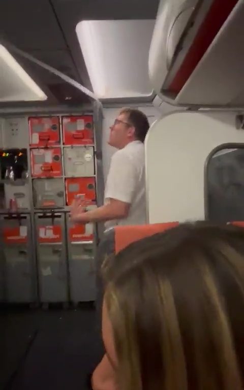 Épanchements dans les toilettes de l'avion, le steward les interrompt : vidéo virale