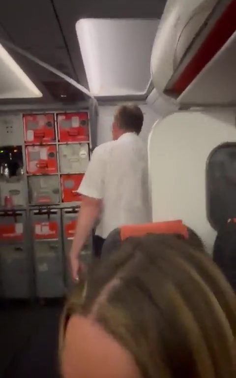 Ergüsse in der Flugzeugtoilette, Steward unterbricht sie: virales Video