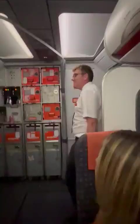 Ergüsse im Badezimmer des Flugzeugs, Steward unterbricht sie: virales Video