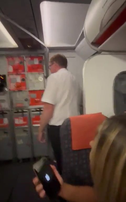 Ergüsse in der Flugzeugtoilette, Steward unterbricht sie: virales Video