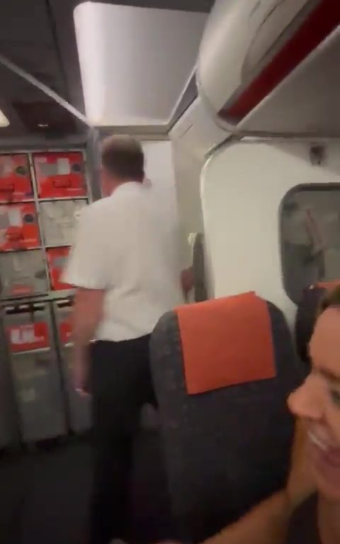 Épanchements dans les toilettes de l'avion, le steward les interrompt : vidéo virale