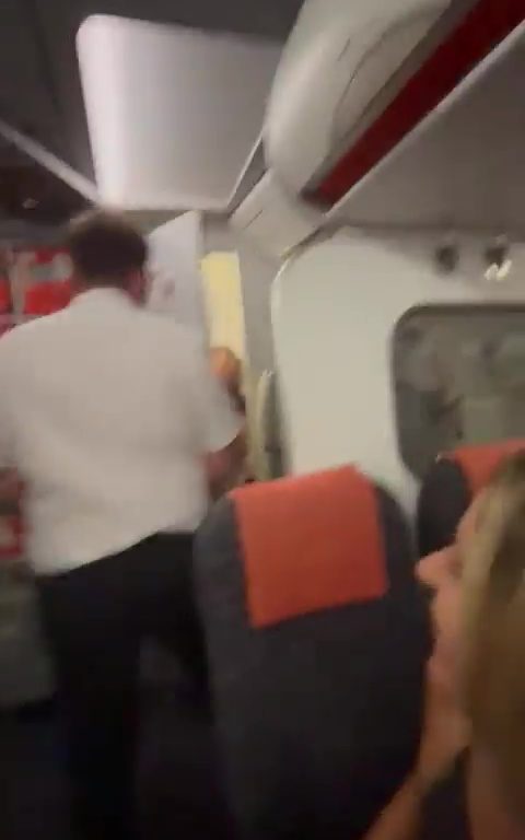 Ergüsse im Badezimmer des Flugzeugs, Steward unterbricht sie: virales Video