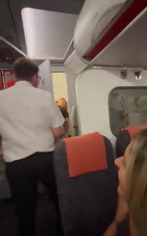 Ergüsse in der Flugzeugtoilette, Steward unterbricht sie: virales Video