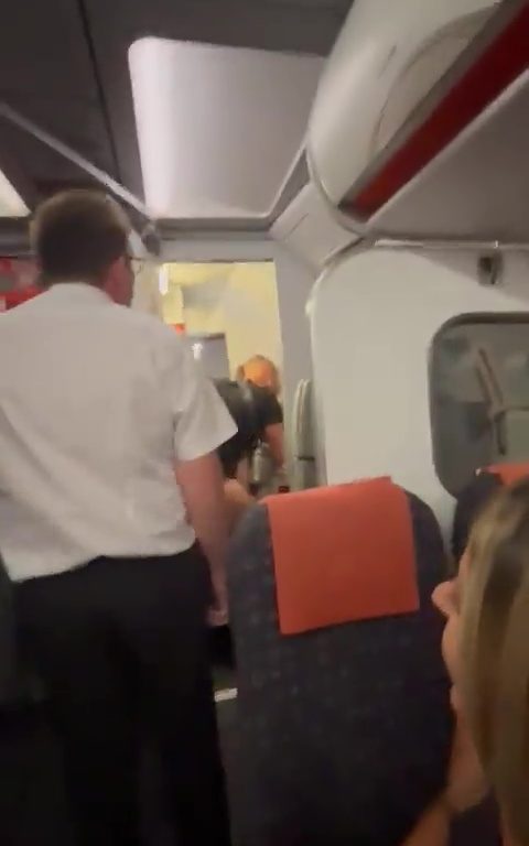 Ergüsse in der Flugzeugtoilette, Steward unterbricht sie: virales Video