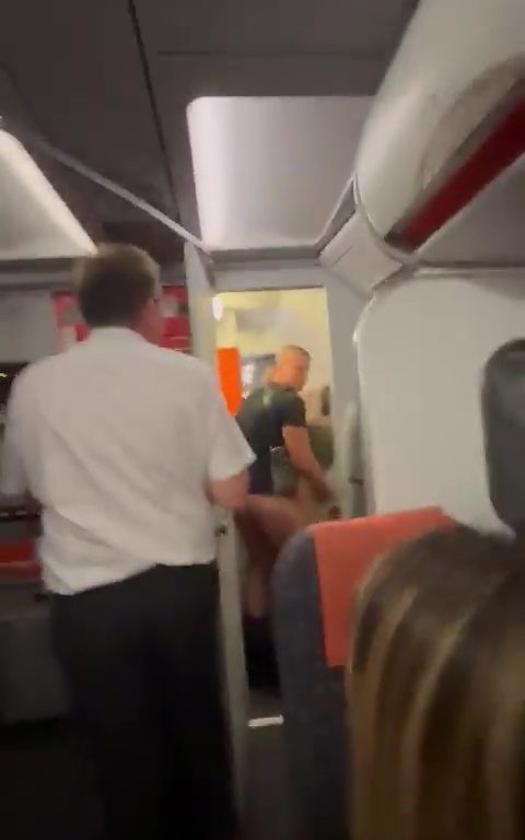 Ergüsse im Badezimmer des Flugzeugs, Steward unterbricht sie: virales Video