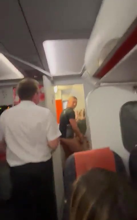 Ergüsse im Badezimmer des Flugzeugs, Steward unterbricht sie: virales Video