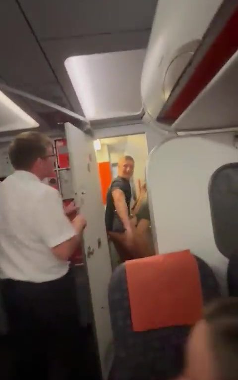 Ergüsse in der Flugzeugtoilette, Steward unterbricht sie: virales Video