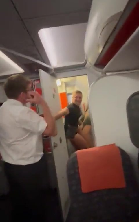 Épanchements dans les toilettes de l'avion, le steward les interrompt : vidéo virale