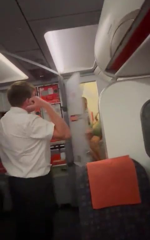 Ergüsse in der Flugzeugtoilette, Steward unterbricht sie: virales Video