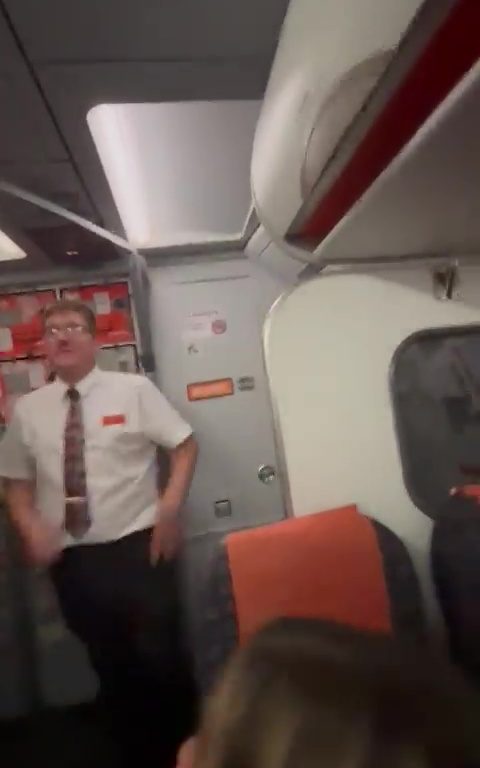 Ergüsse in der Flugzeugtoilette, Steward unterbricht sie: virales Video