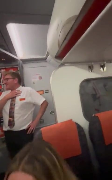 Épanchements dans les toilettes de l'avion, le steward les interrompt : vidéo virale