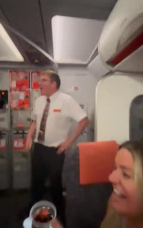 Épanchements dans les toilettes de l'avion, le steward les interrompt : vidéo virale