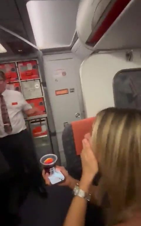 Ergüsse im Badezimmer des Flugzeugs, Steward unterbricht sie: virales Video