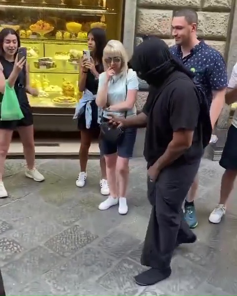 Kanye West und Bianca Censori in Florenz: Schar neugieriger Menschen für die gewagten Looks