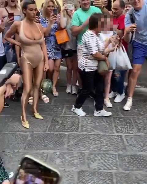 Kanye West y Bianca Censori en Florencia: multitud de curiosos por los looks atrevidos