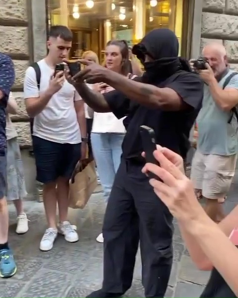 Kanye West und Bianca Censori in Florenz: Schar neugieriger Menschen für die gewagten Looks