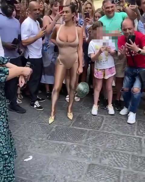 Kanye West y Bianca Censori en Florencia: multitud de curiosos por los looks atrevidos