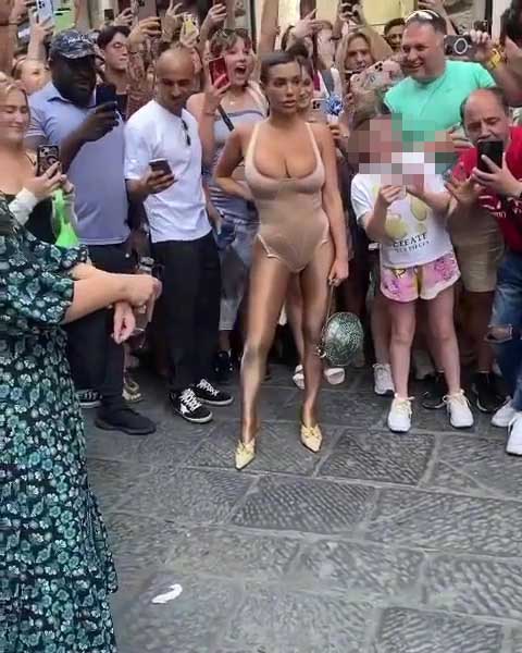 Kanye West y Bianca Censori en Florencia: multitud de curiosos por los looks atrevidos