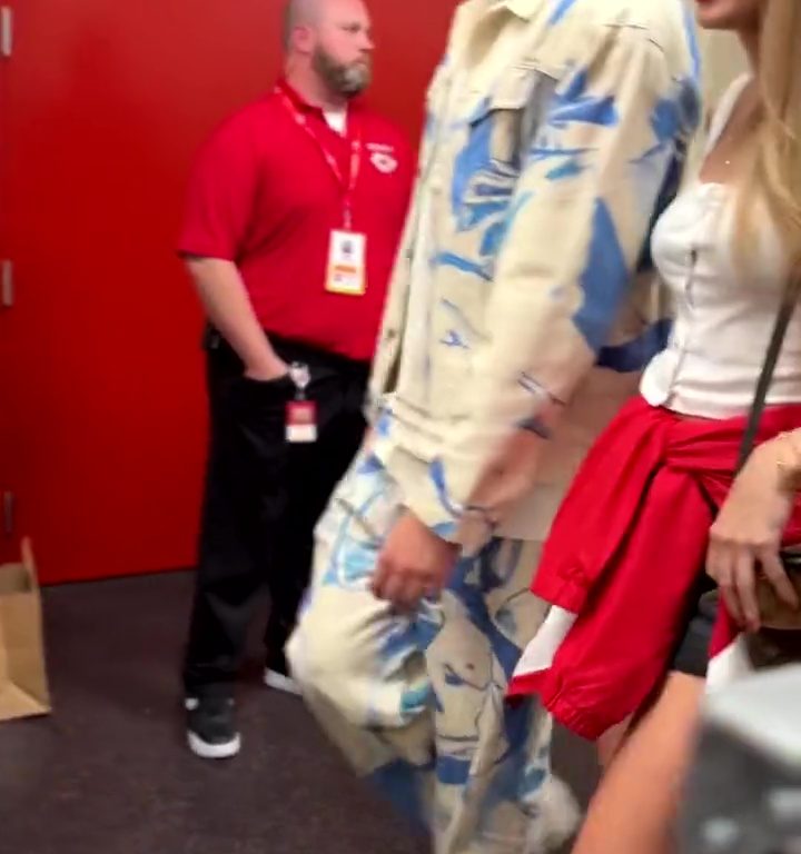 Taylor Swift à l'air libre, c'est le footballeur Travis Kelce