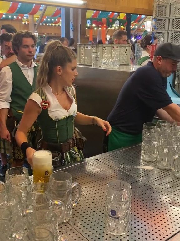 Verena, die Rekordkellnerin auf dem Oktoberfest: 13 Pints mit zwei Händen