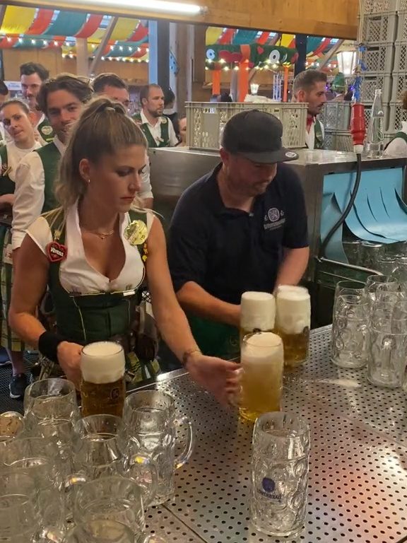 Verena, die Rekordkellnerin auf dem Oktoberfest: 13 Pints mit zwei Händen