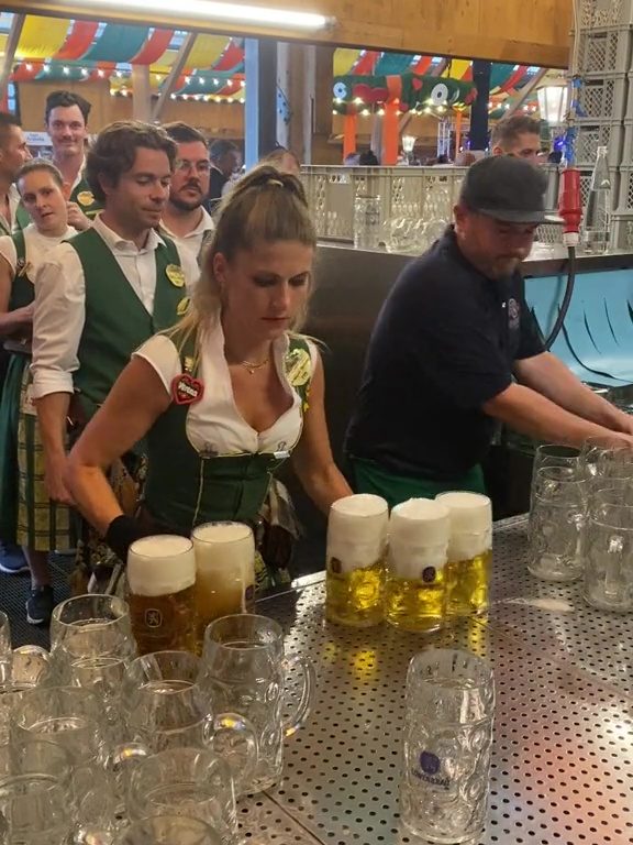 Verena la cameriera dei record all'Oktoberfest: 13 pinte con due mani