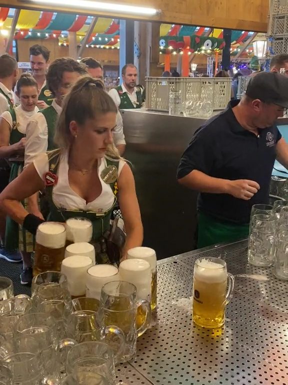 Verena, die Rekordkellnerin auf dem Oktoberfest: 13 Pints mit zwei Händen