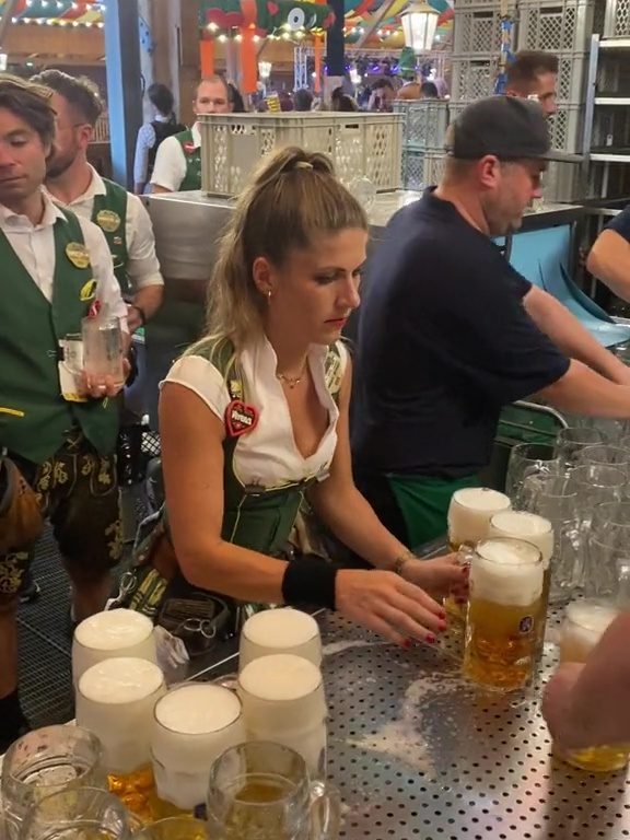 Verena la cameriera dei record all'Oktoberfest: 13 pinte con due mani