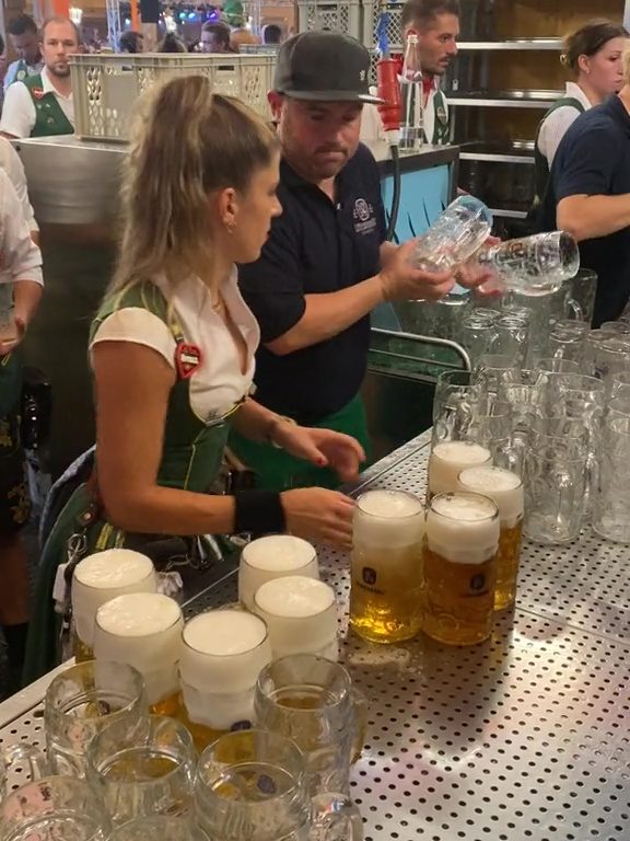 Verena, la camarera récord del Oktoberfest: 13 pintas con las dos manos