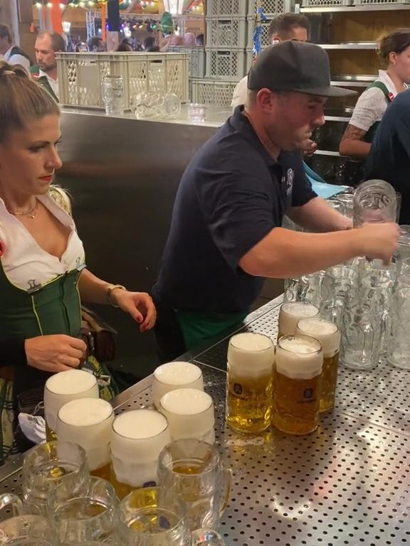 Verena, la camarera récord del Oktoberfest: 13 pintas con las dos manos